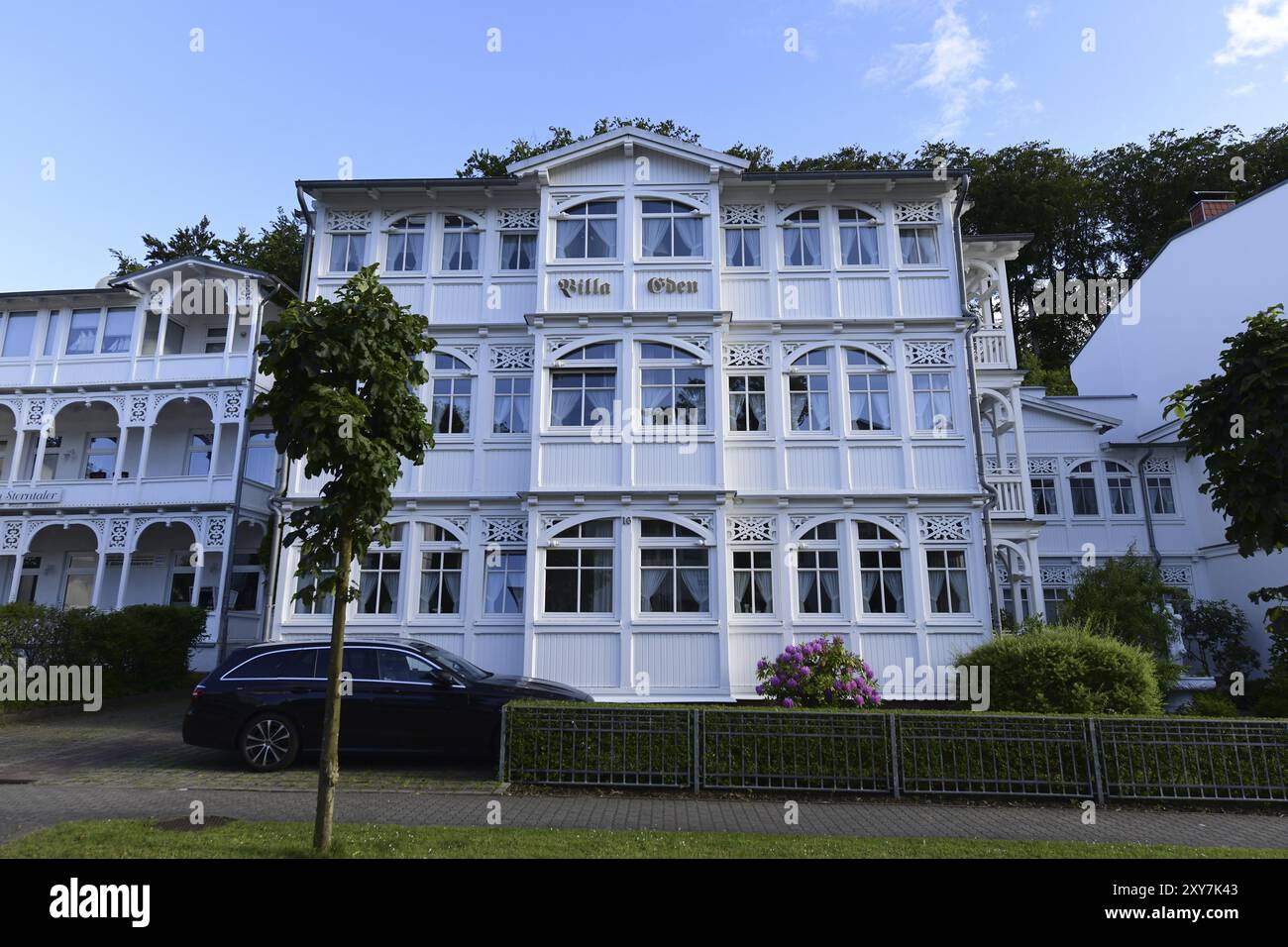 Une villa blanche avec des éléments décoratifs et plusieurs fenêtres sur la façade, Ruegen (Binz 1) Banque D'Images