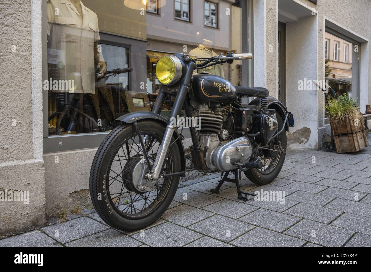 Moto vintage du fabricant indien Royal Enfield dans la vieille ville d'Ulm, Bade-Wuerttemberg, Allemagne, Europe Banque D'Images