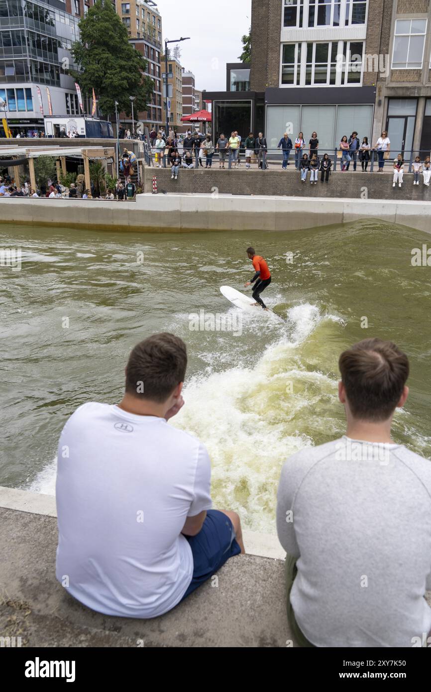 Installation de surf dans le centre-ville de Rotterdam, Rif010, soi-disant la première installation de vagues au monde pour surfeurs dans une ville, dans le Steigersgracht, a 1 Banque D'Images