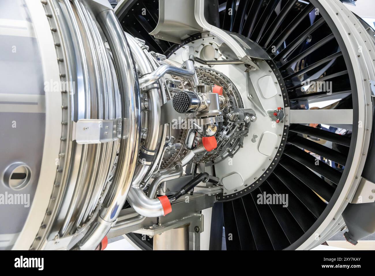 Moteur d'avion de ligne moderne exposé au salon aéronautique de Paris. Le Bourget, France - 22 juin 2023 Banque D'Images