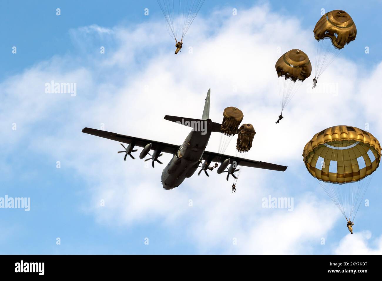 Parachutistes militaires de l'OTAN parachute sautant d'un avion de transport Lockheed C-130 Hercules. Pays-Bas - 16 septembre 2023 Banque D'Images