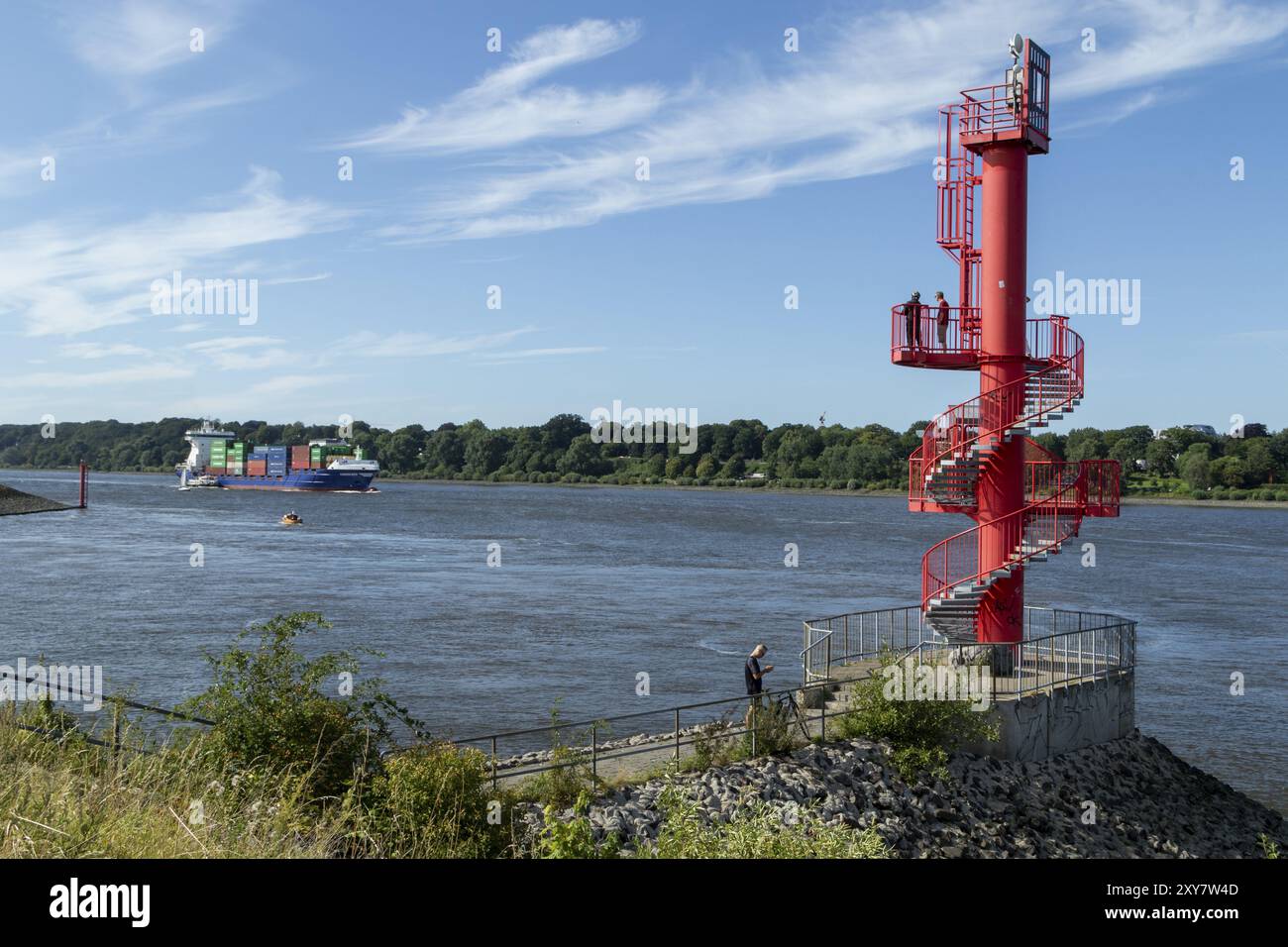 Les gens de la tour d'observation Rueschpark Finkenwerder regardent le navire d'alimentation Energizer avec bateau-pilote sur l'Elbe entrer dans le port de Hambourg, G. Banque D'Images