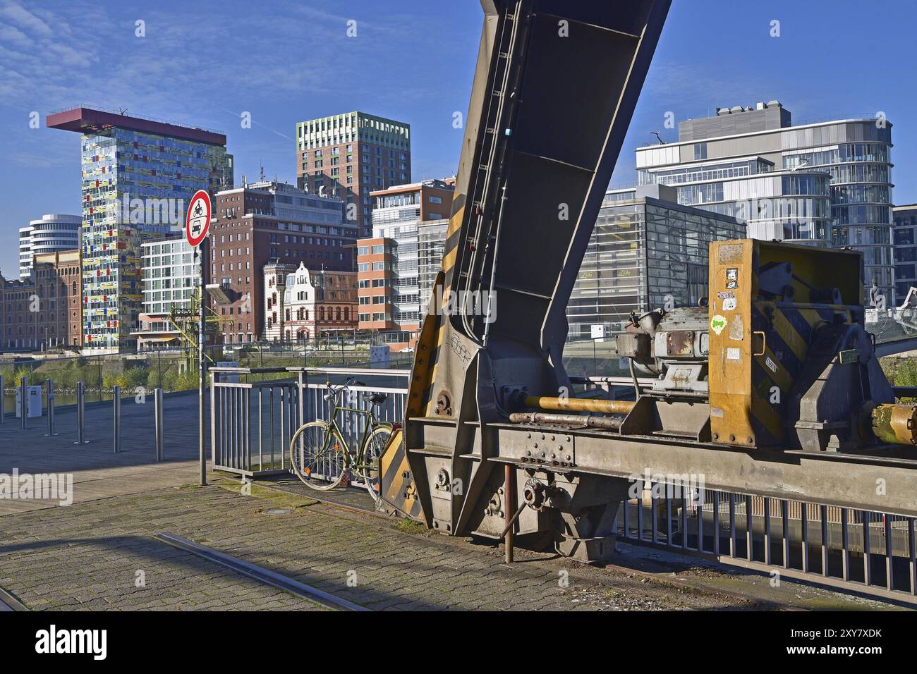 Vieille grue et bâtiments dans le port, vieille grue et les bâtiments dans le bassin du port Banque D'Images