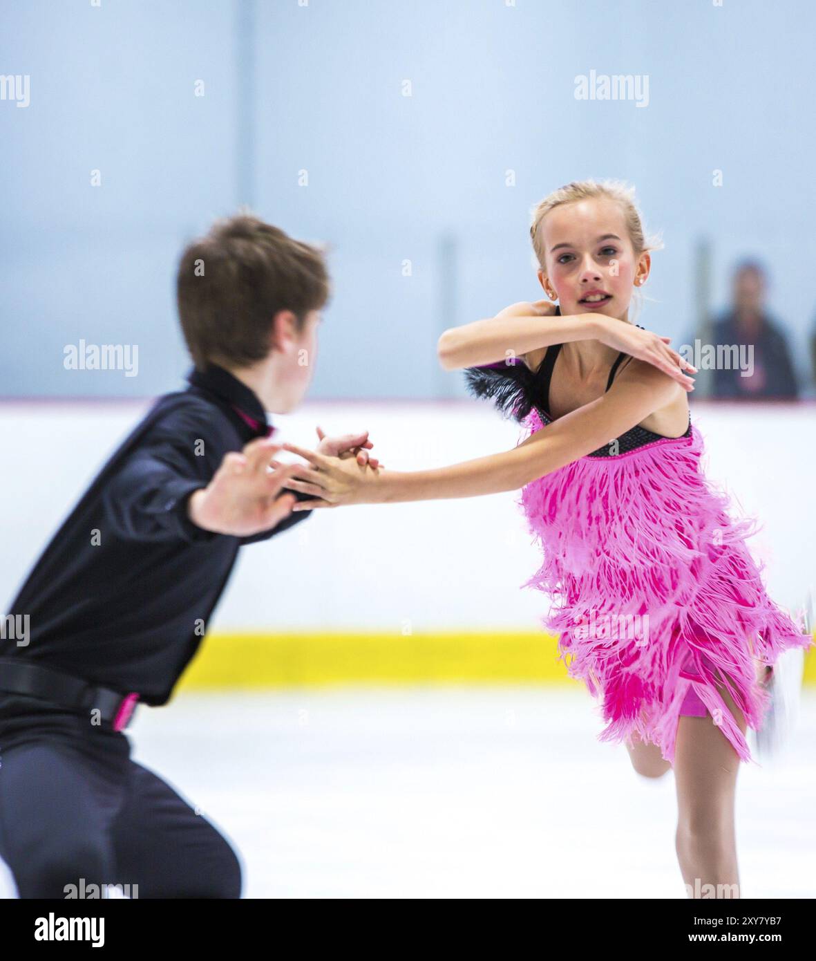 BERLIN, ALLEMAGNE, 11 OCTOBRE : Julia Albrecht et Aleksandar Bulatovic au concours de danse sur glace le 11 octobre 2014 à Berlin, Allemagne. Plages Banque D'Images