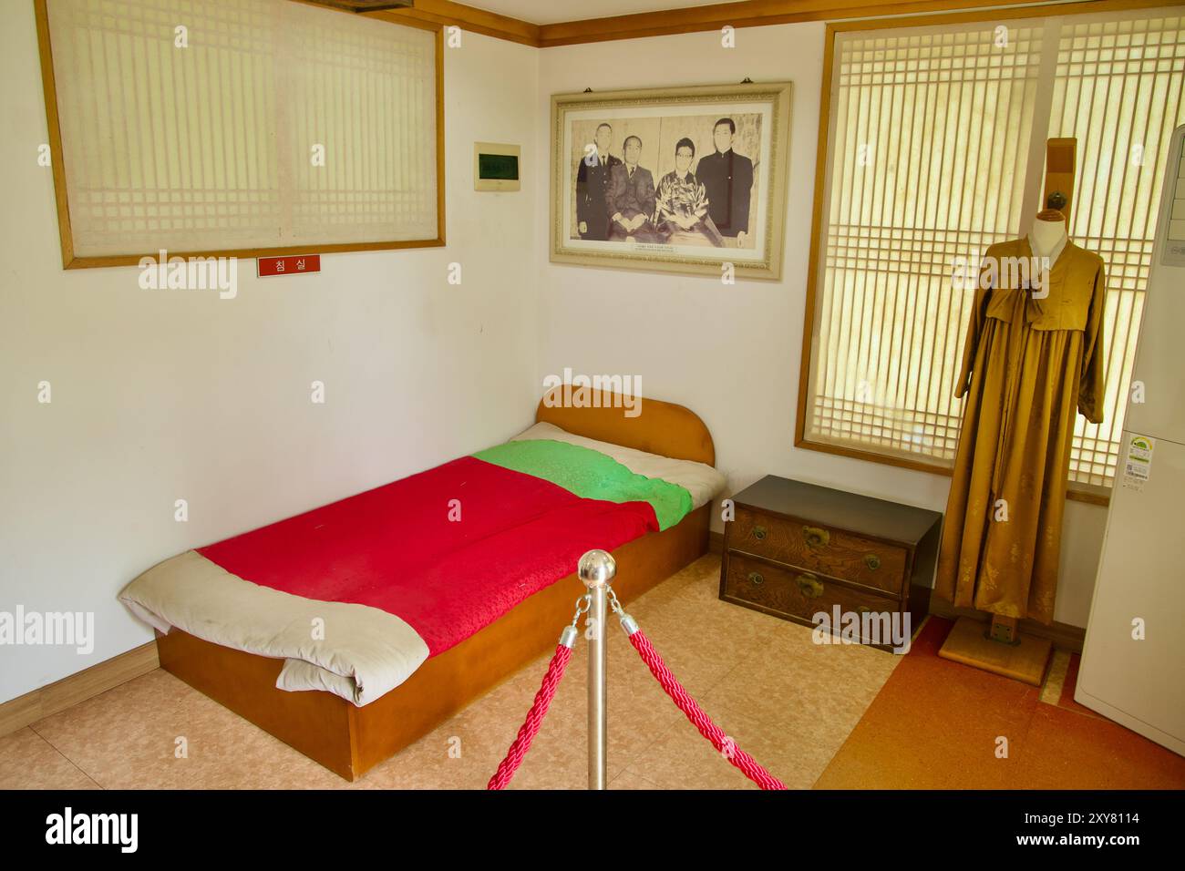 Comté de Goseong, Corée du Sud - 28 juillet 2024 : la chambre à l'intérieur de la villa Lee Ki-Poong dispose d'un mobilier simple, un hanbok coréen traditionnel sur displ Banque D'Images