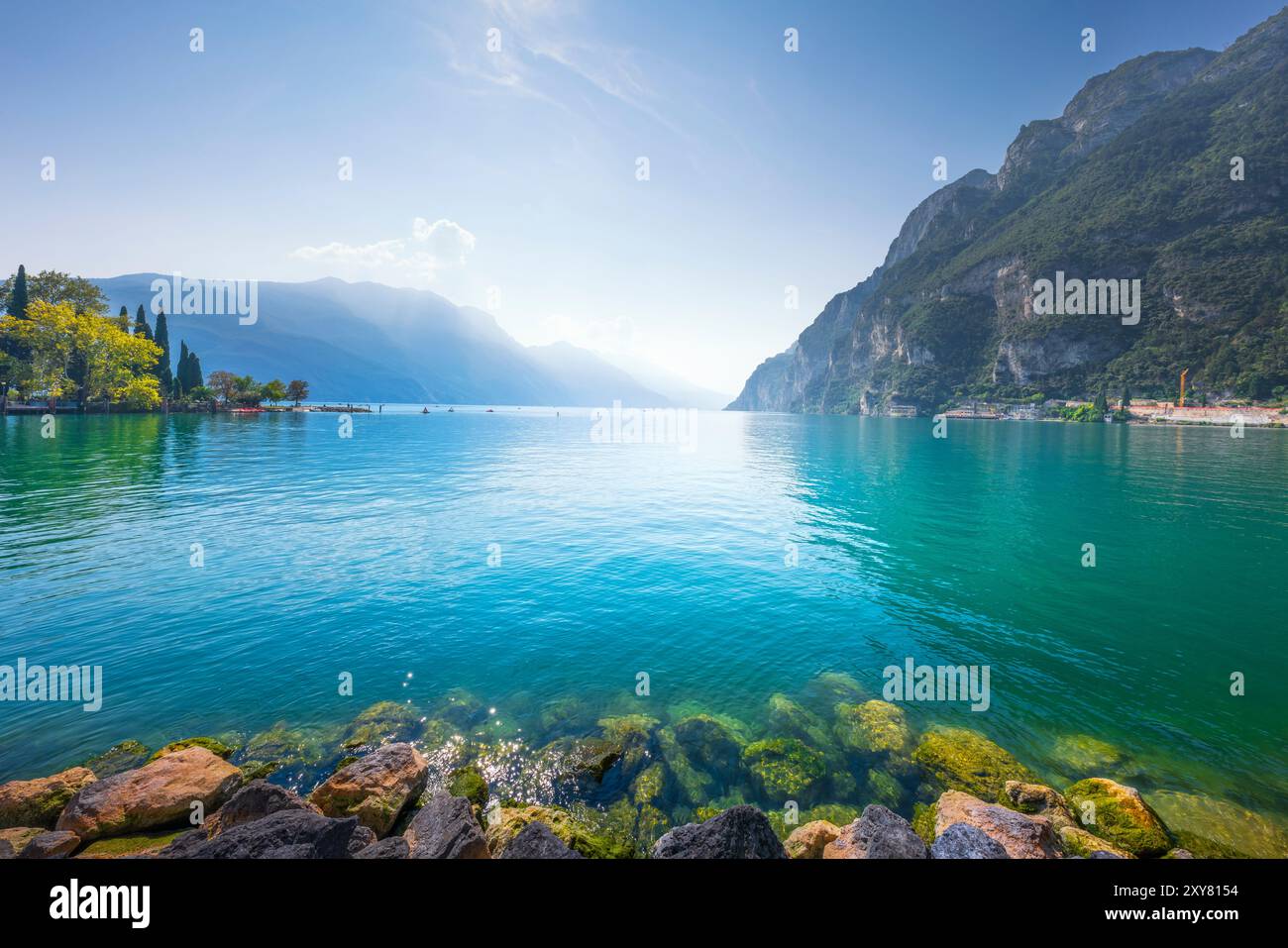 Vue sur le lac de Garde depuis Riva del Garda et rochers au premier plan. Région du Trentin, Italie, Europe. Banque D'Images