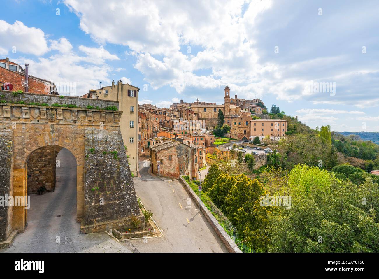 Montepulciano vue sur le village médiéval italien et entrée dans la vieille ville. Province de Sienne, région Toscane, Italie, Europe. Banque D'Images