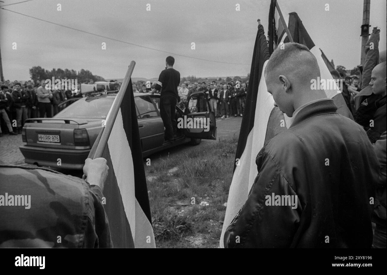 Allemagne, Dresde, 15 juin 1991, cortège funèbre pour le néo-nazi Rainer Sonntag, abattu par des proxénètes, rallye final sur les prairies de l'Elbe, en Europe Banque D'Images