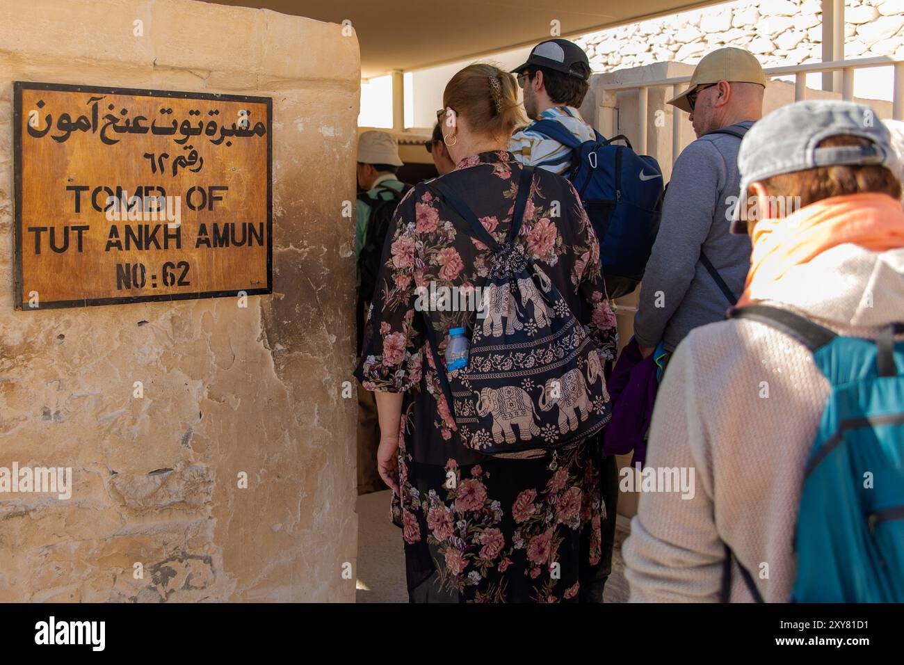 L'excitation des touristes qui s'aventurent dans l'histoire et mettent les pieds dans l'ancienne tombe de Toutankhamon. Moment d'entrer dans la chambre funéraire de cette jambe Banque D'Images