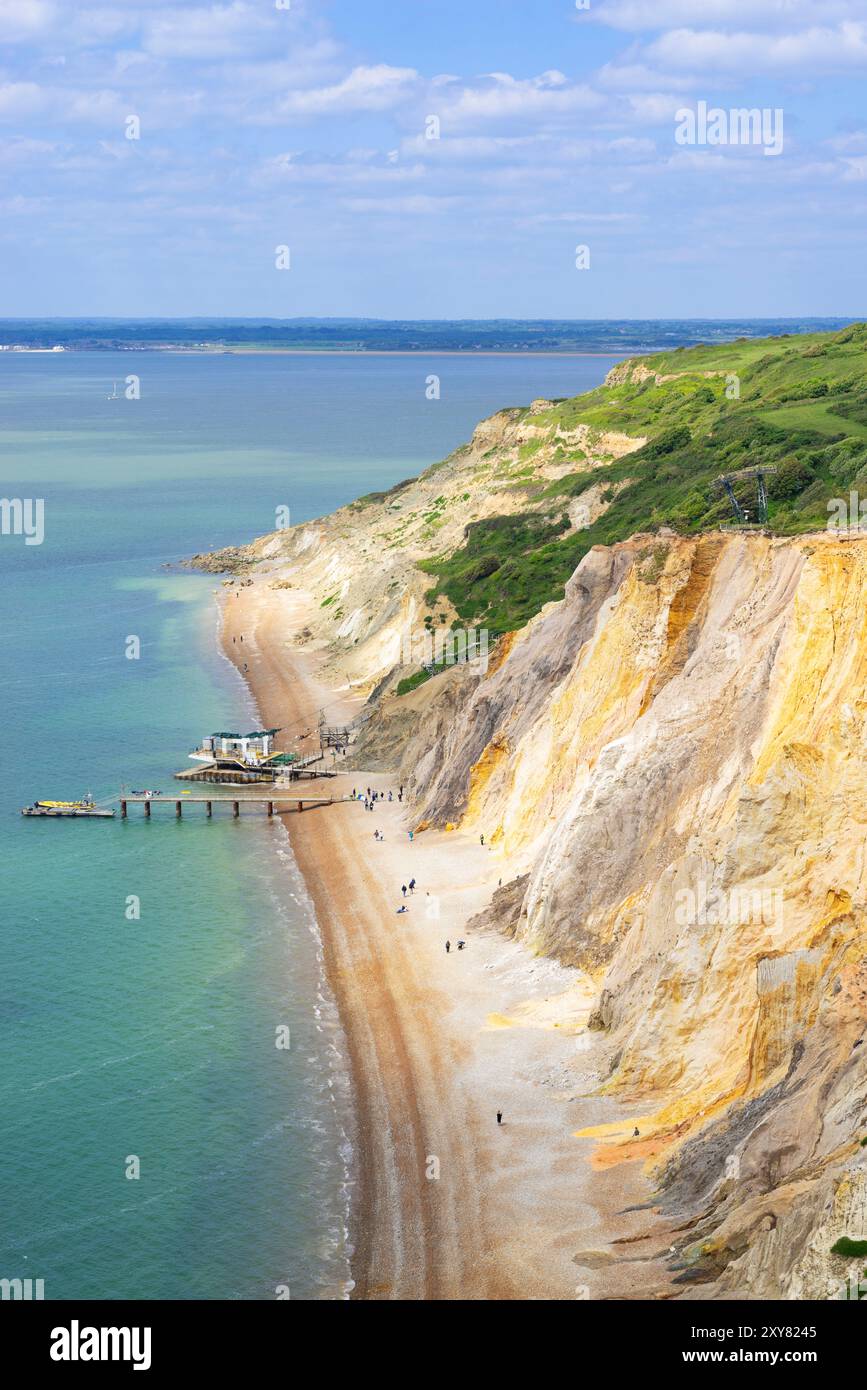 Isle of Wight UK - Alum Bay personnes sur la plage et falaises de sable multicolores à l'attraction Needles Landmark Isle of Wight England UK GB Europe Banque D'Images