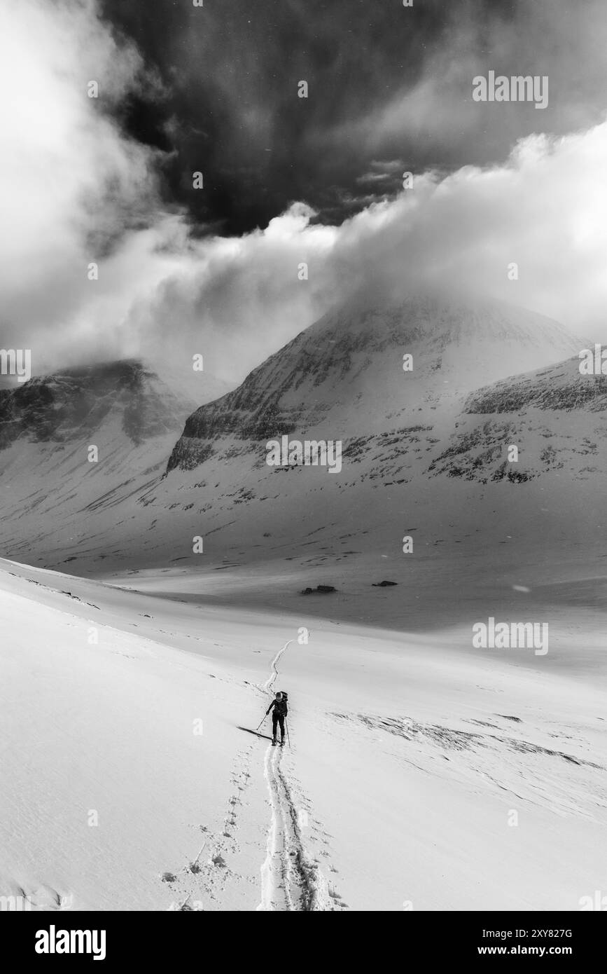 Randonneur de ski sur l'ascension de la Nallohuette dans la vallée de Stuor Reaiddavaggi, Kebnekaisefjaell, Norrbotten, Laponie, Suède, mars 2013, Europe Banque D'Images