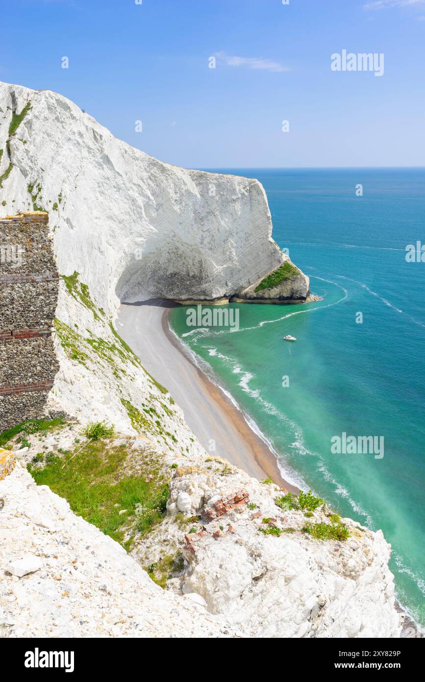 Île de Wight Royaume-Uni - falaises de craie et plage de galets dans la baie de Scratchells Île de Wight Angleterre Royaume-Uni GB Europe Banque D'Images