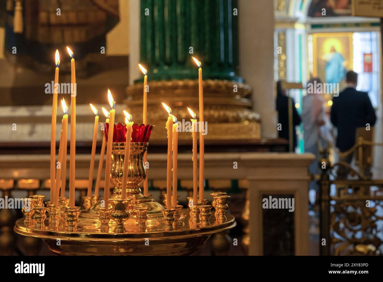 Bougies de prière dans une église pendant un service religieux. Banque D'Images