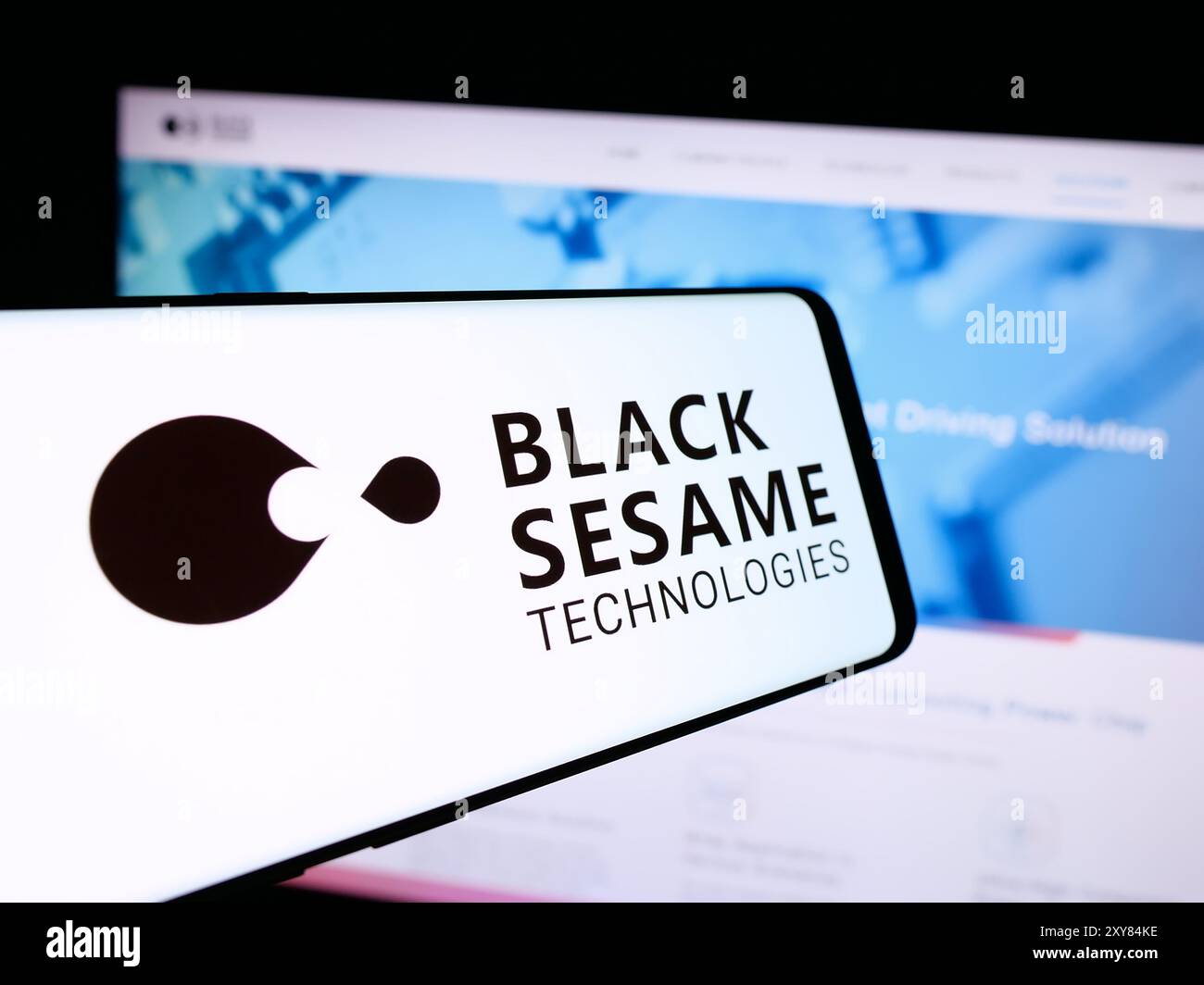 Smartphone avec le logo de la société de logiciels automobiles Black Sesame technologies en face du site Web de l'entreprise. Concentrez-vous sur le centre de l'écran du téléphone. Banque D'Images