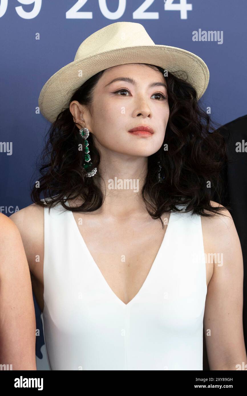 Venise, Italien. 28 août 2024. Zhang Ziyi pose lors de la photoconférence du jury du 81e Festival International du film de Venise au Palazzo del Casino sur le Lido à Venise, Italie, le 28 août 2024. Crédit : dpa/Alamy Live News Banque D'Images