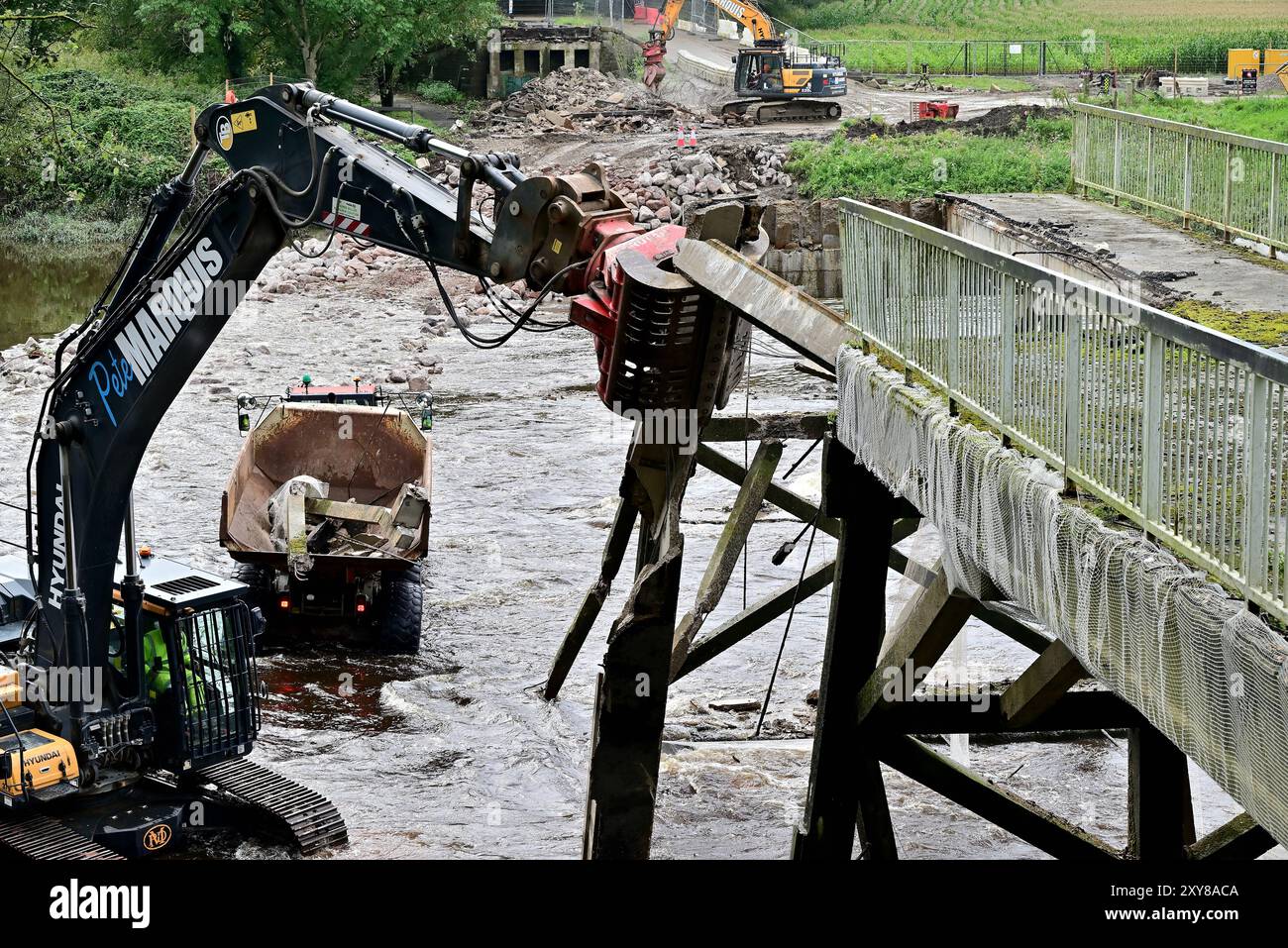 Autour du Royaume-Uni - dernière étape dans la démolition du vieux pont de tramway, enjambant la rivière Ribble à Avenham, Preston Banque D'Images