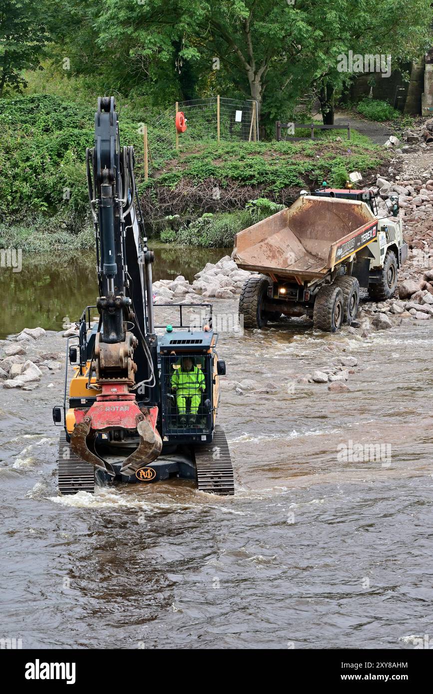 Autour du Royaume-Uni - dernière étape dans la démolition du vieux pont de tramway, enjambant la rivière Ribble à Avenham, Preston Banque D'Images