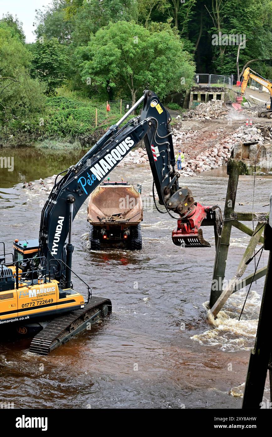 Autour du Royaume-Uni - dernière étape dans la démolition du vieux pont de tramway, enjambant la rivière Ribble à Avenham, Preston Banque D'Images