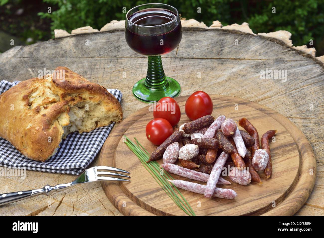 Picknick im Freien, Un pique-nique avec salami, bresd et vin rouge Banque D'Images