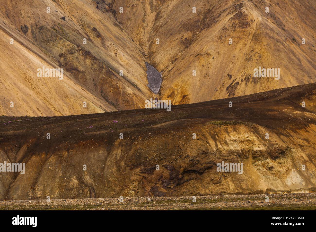 Montagne avec des taches de neige à Landmannalaugar en Islande Banque D'Images