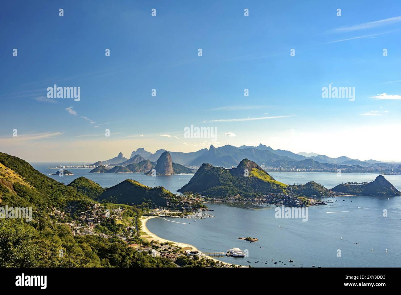 Vue de Rio de Janeiro, de la baie de Guanabara, le pain de Hill et autres montagnes de Niteroi city park Banque D'Images