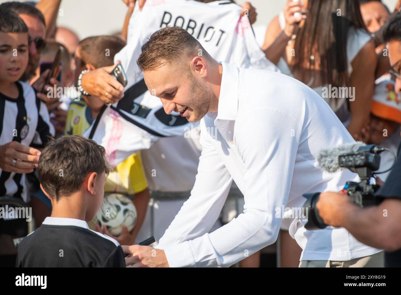 Torino, Italie. 28 août 2024. Teun Koopmeiners de la Juventus quitte le J Medical après des examens médicaux à Turin, Italie - mercredi 28 août 2024 - Sports - ( photo Alberto Gandolfo/LaPresse ) crédit : LaPresse/Alamy Live News Banque D'Images