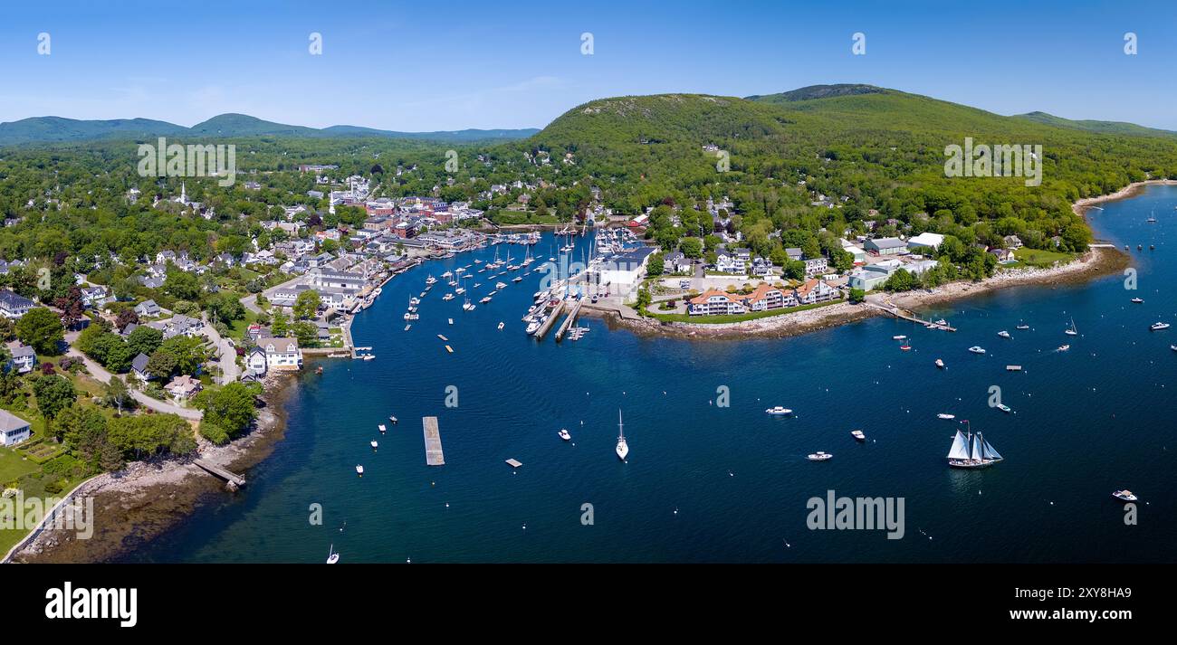 Vue panoramique aérienne de Camden, Maine, États-Unis. 2 juin 2024. Banque D'Images