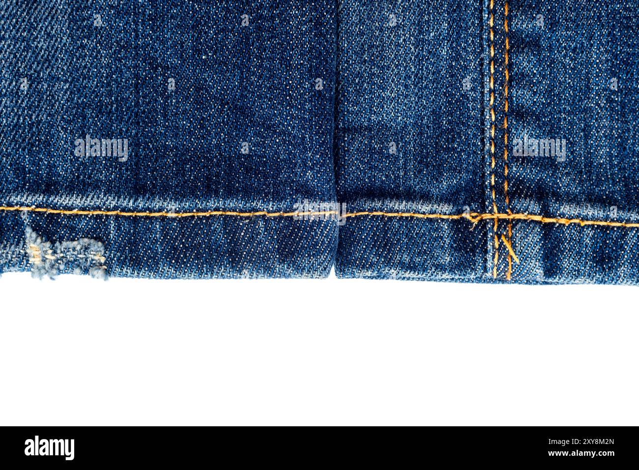 Jeans sur un fond blanc gros plan. Isoler une partie de jeans Banque D'Images Jeans sur un fond blanc gros plan. Isoler une partie de jeans Banque D'Images
