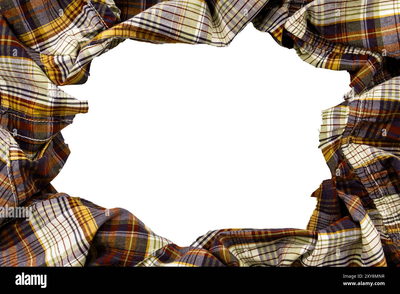 Trou dans le tissu à carreaux. Cadre en tissu sur fond blanc. Textile avec espace vide pour inscription ou logo Banque D'Images Trou dans le tissu à carreaux. Cadre en tissu sur fond blanc. Textile avec espace vide pour inscription ou logo Banque D'Images