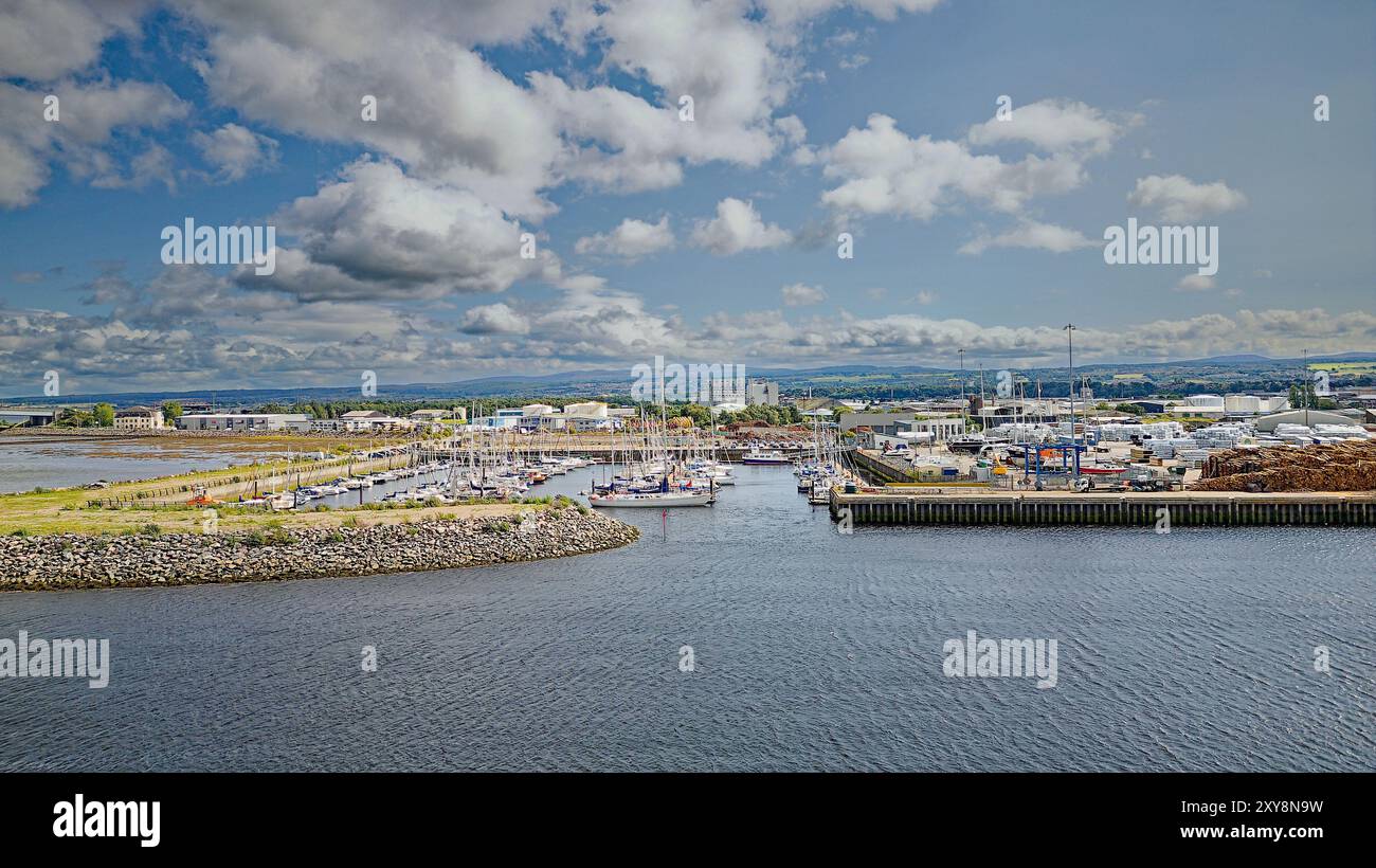 Inverness Écosse à Carnac point regardant de l'autre côté de la rivière Ness en été vers la marina de yacht et les bateaux Banque D'Images
