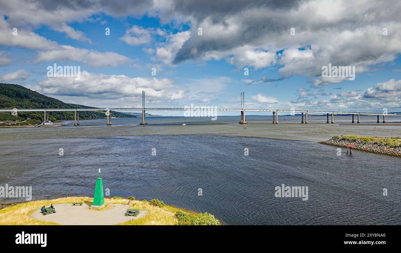 Inverness Écosse le Beauly Firth en été en regardant vers le pont de Kessock Road et le marqueur vert Beacon sur Carnac point Banque D'Images