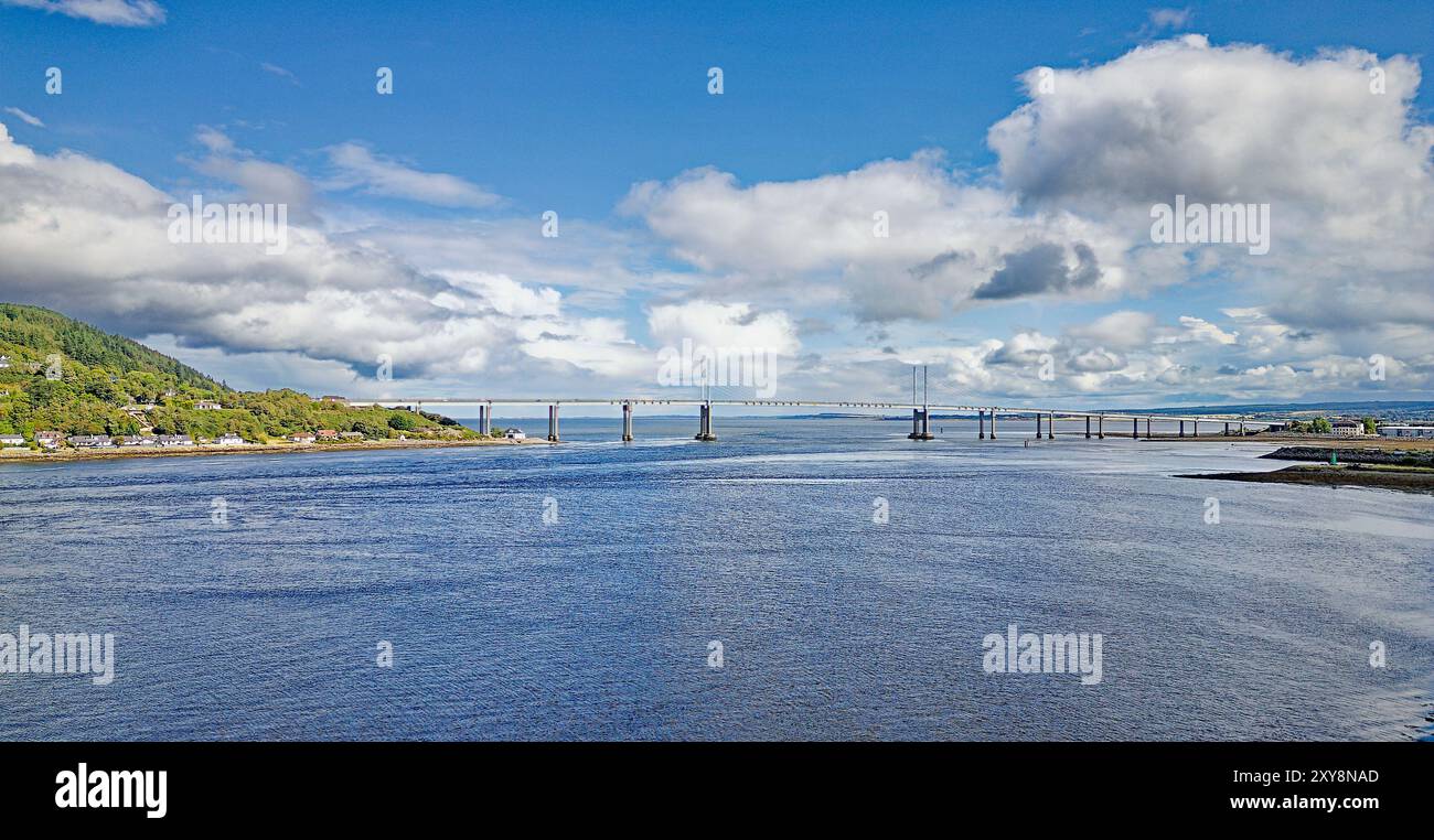 Inverness Écosse le Beauly Firth en été en regardant vers le pont de la route Kessock North Kessock et Carnac point Banque D'Images