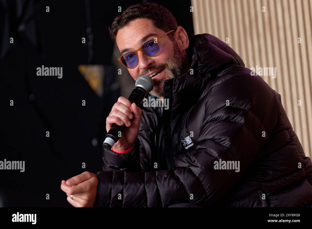 Tom Ellis parle sur la scène Starfest au CarFest à Laverstoke Park Farm le 25 août 2024. Overton, Hampshire. Crédit : Michael Palmer, Alamy Live N Banque D'Images