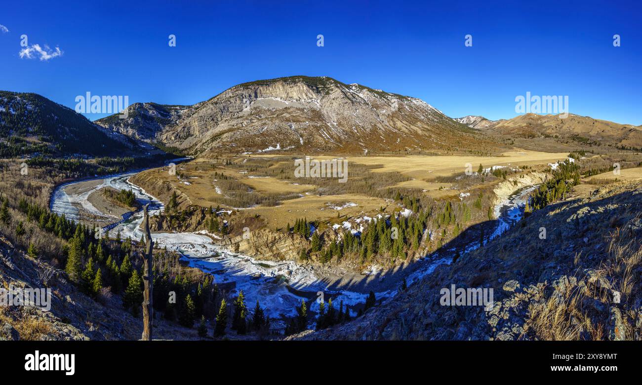 Une vue panoramique hivernale de la rivière Oldman où elle émerge des montagnes Rocheuses à Livingstone Gap dans le sud de l'Alberta Banque D'Images