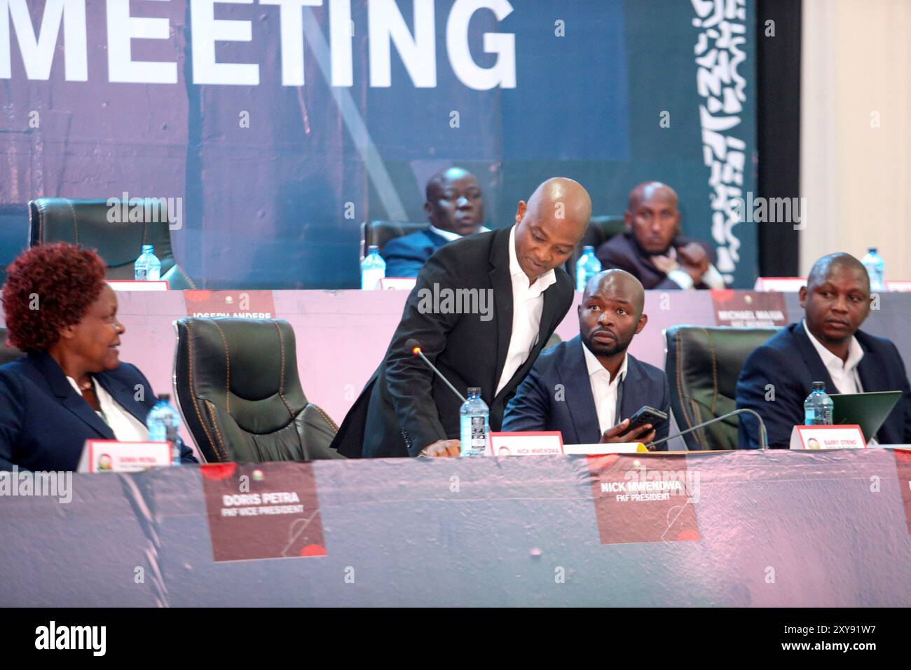 Le Président de la Fédération de football Kenya, Nick Mwendwa (à gauche) consulte le Directeur général Barry Otieno s'adresse aux délégués lors de l'Assemblée générale extraordinaire Banque D'Images