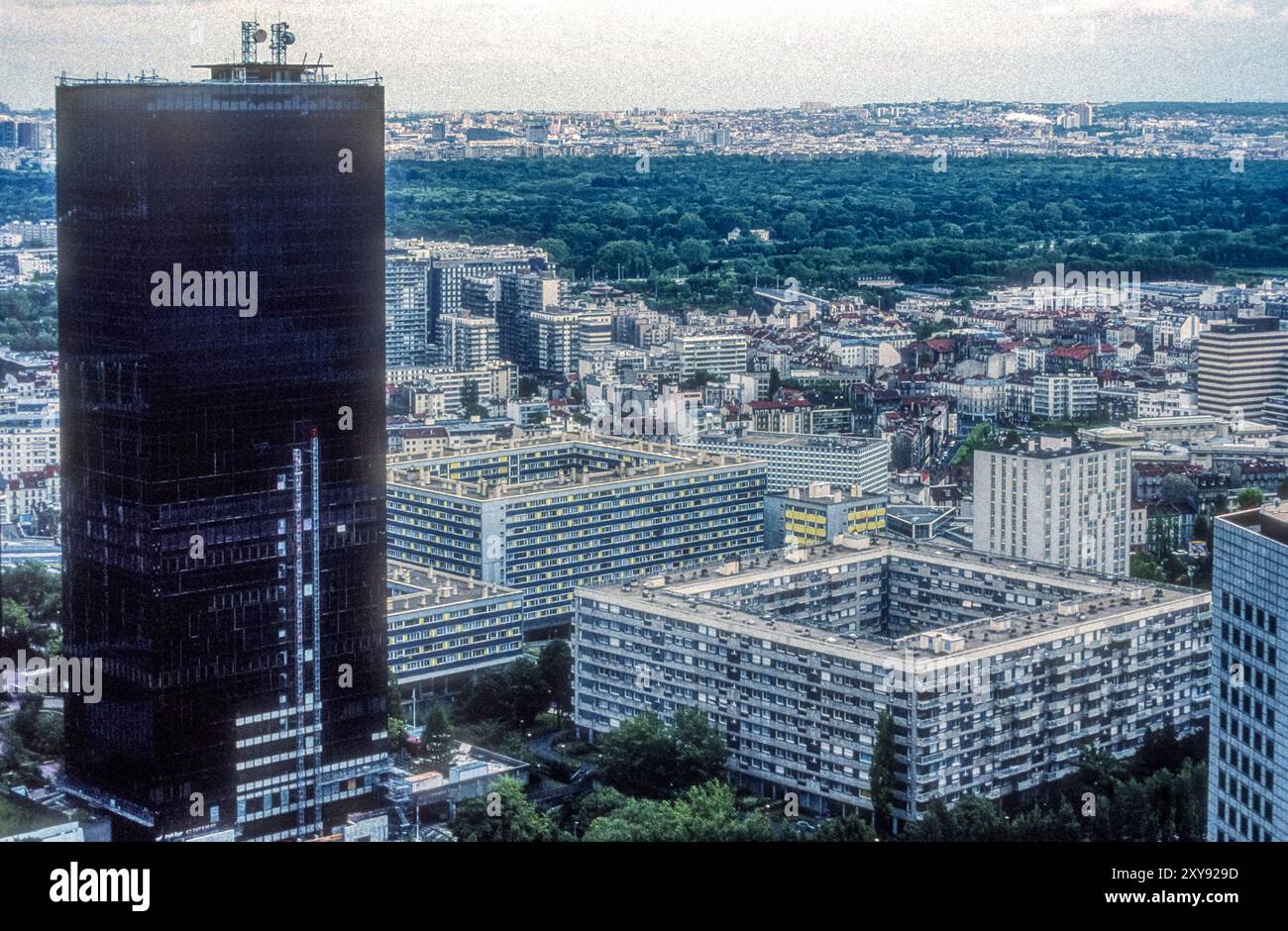 Photographie d'archive de 1999 vue au sud depuis la Défense, Paris. Tour à gauche est la Tour Winterthur, maintenant rebaptisée Tour W. conçu par Delb, Chesnau, Verola et Lalande et achevé en 1973. Banque D'Images