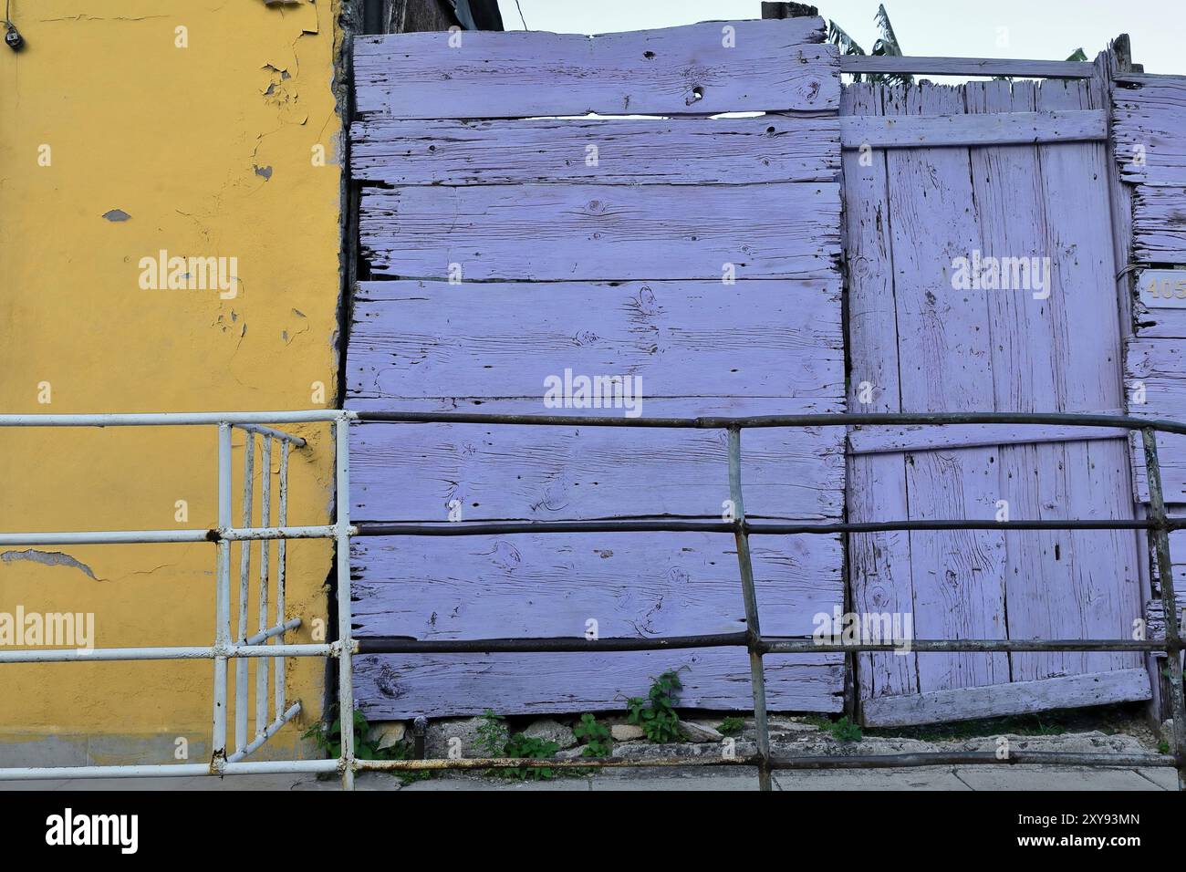 650 Colorist murs de la maison coloniale avec un beau contraste de couleur de bleu violacé et jaune, Calle Maceo Street, Regla municipalité. La Havane-Cuba. Banque D'Images