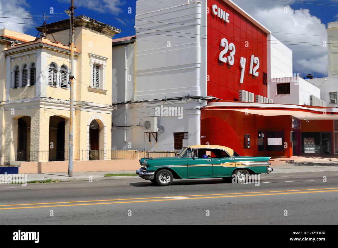 658 vue latérale, vert et moutarde voiture classique américaine -Pontiac 1957- courant sur Avenida 23 Avenue en face de Cine 23 y 12 Cinema, Vedado. La Havane-Cuba Banque D'Images