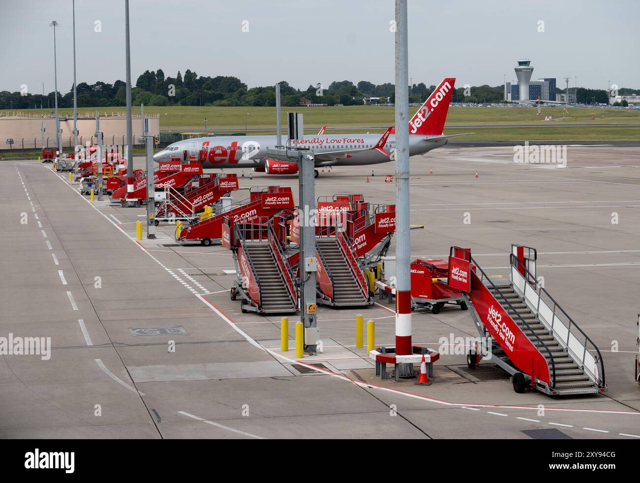 Jet2 Boeing 737-8MG et escabeaux à l'aéroport de Birmingham, Royaume-Uni (G-JZBI) Banque D'Images