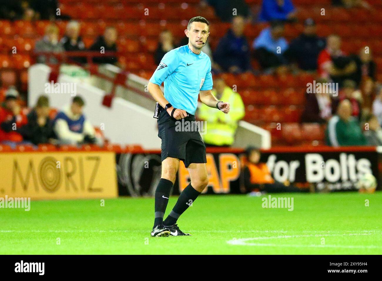 Oakwell Stadium, Barnsley, Angleterre - 27 août 2024 arbitre Tom Reeves - pendant le match Barnsley v Sheffield United, Carabao Cup, Round Two, 2024/25, Oakwell Stadium, Barnsley, Angleterre - 27 août 2024 crédit : Arthur Haigh/WhiteRosePhotos/Alamy Live News Banque D'Images