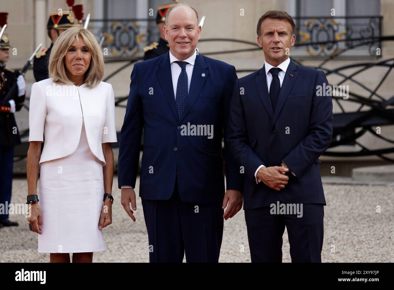 Paris, France. 28 août 2024. Le président français Emmanuel Macron et son épouse Brigitte Macron accueillent le Prince de Monaco Albert II dans le cadre de l’ouverture des Jeux Paralympiques de Paris le 28 août 2024 au palais présidentiel de l’Elysée à Paris. Crédit : Bernard Menigault/Alamy Live News Banque D'Images