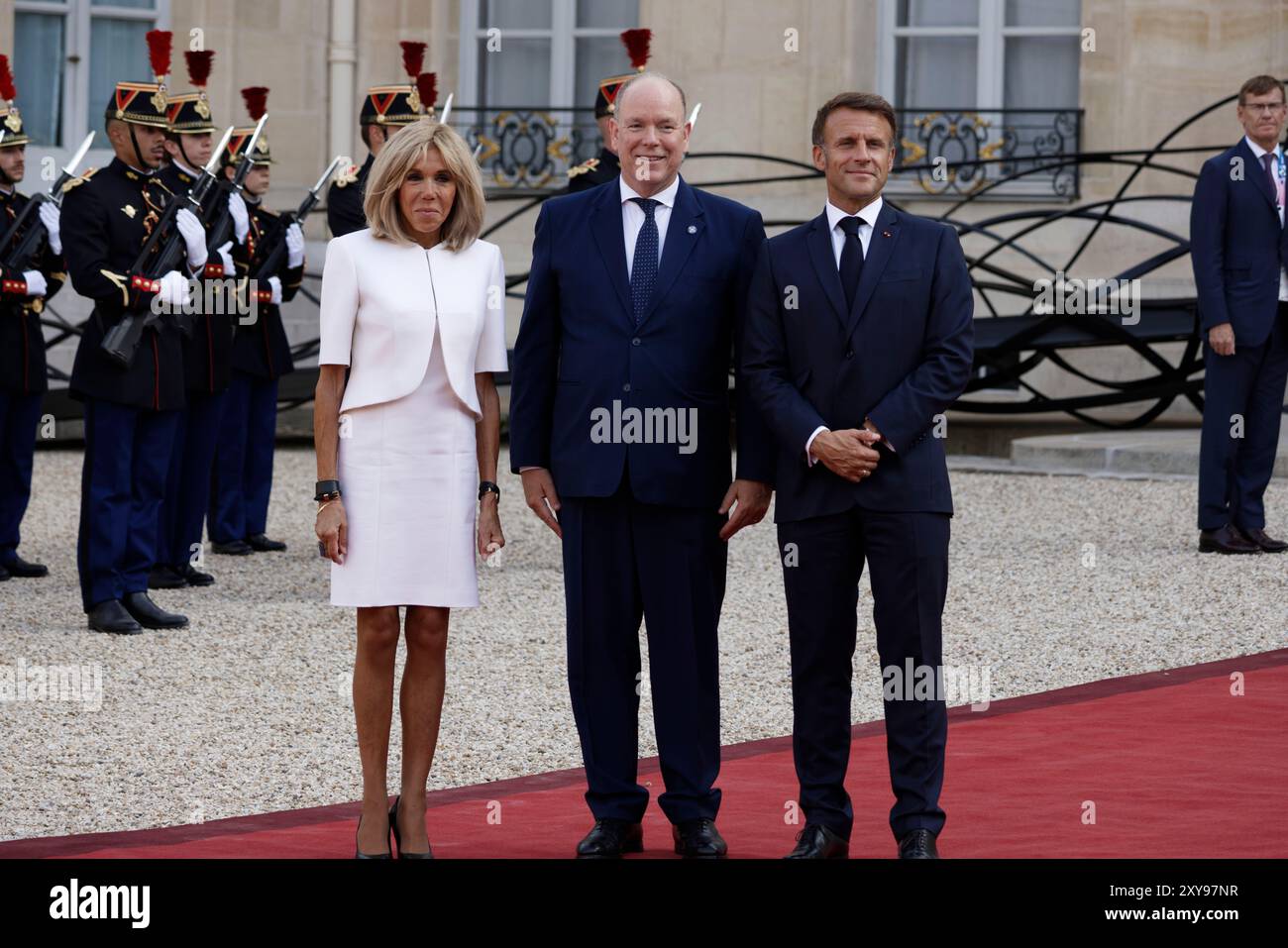 Paris, France. 28 août 2024. Le président français Emmanuel Macron et son épouse Brigitte Macron accueillent le Prince de Monaco Albert II dans le cadre de l’ouverture des Jeux Paralympiques de Paris le 28 août 2024 au palais présidentiel de l’Elysée à Paris. Crédit : Bernard Menigault/Alamy Live News Banque D'Images