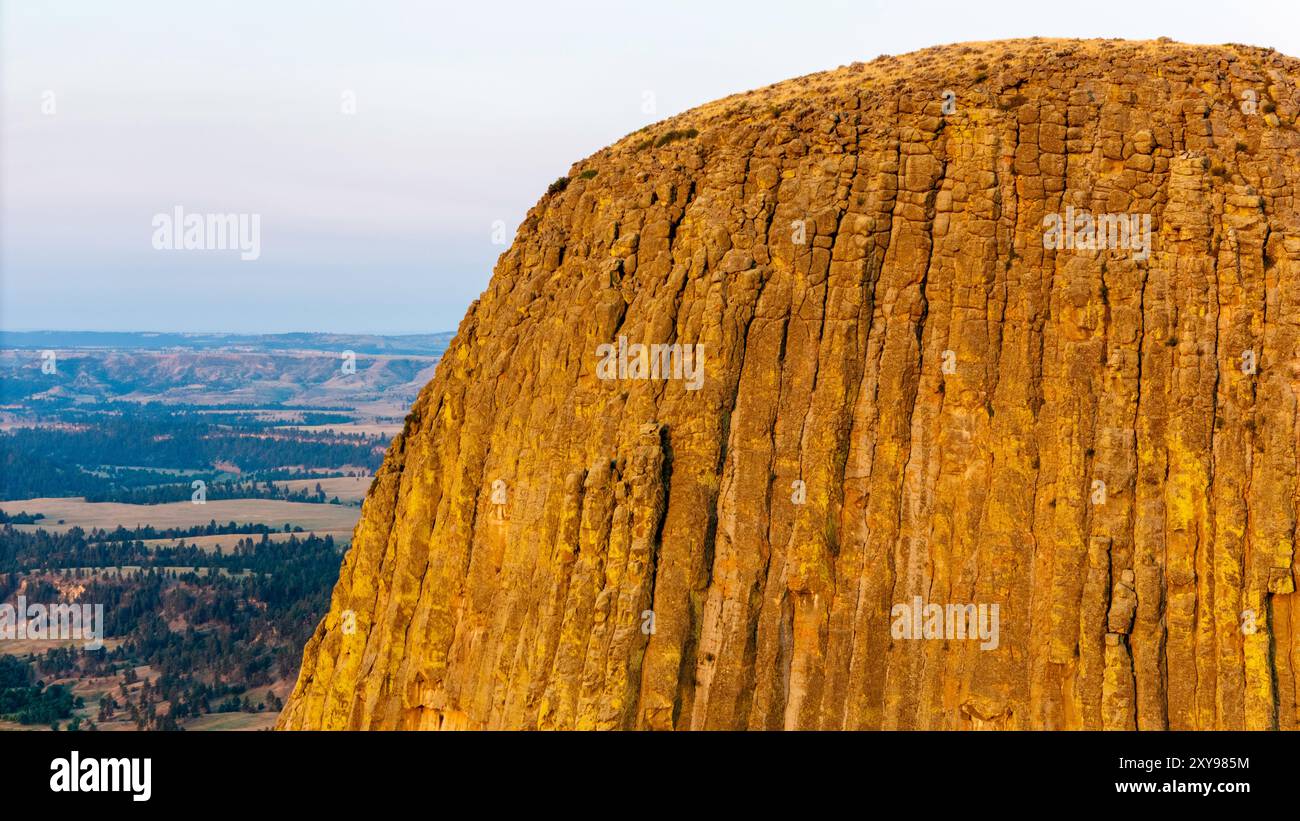 Photographie aérienne du Devils Tower National Monument, Wyoming, par une belle matinée d'été. Banque D'Images