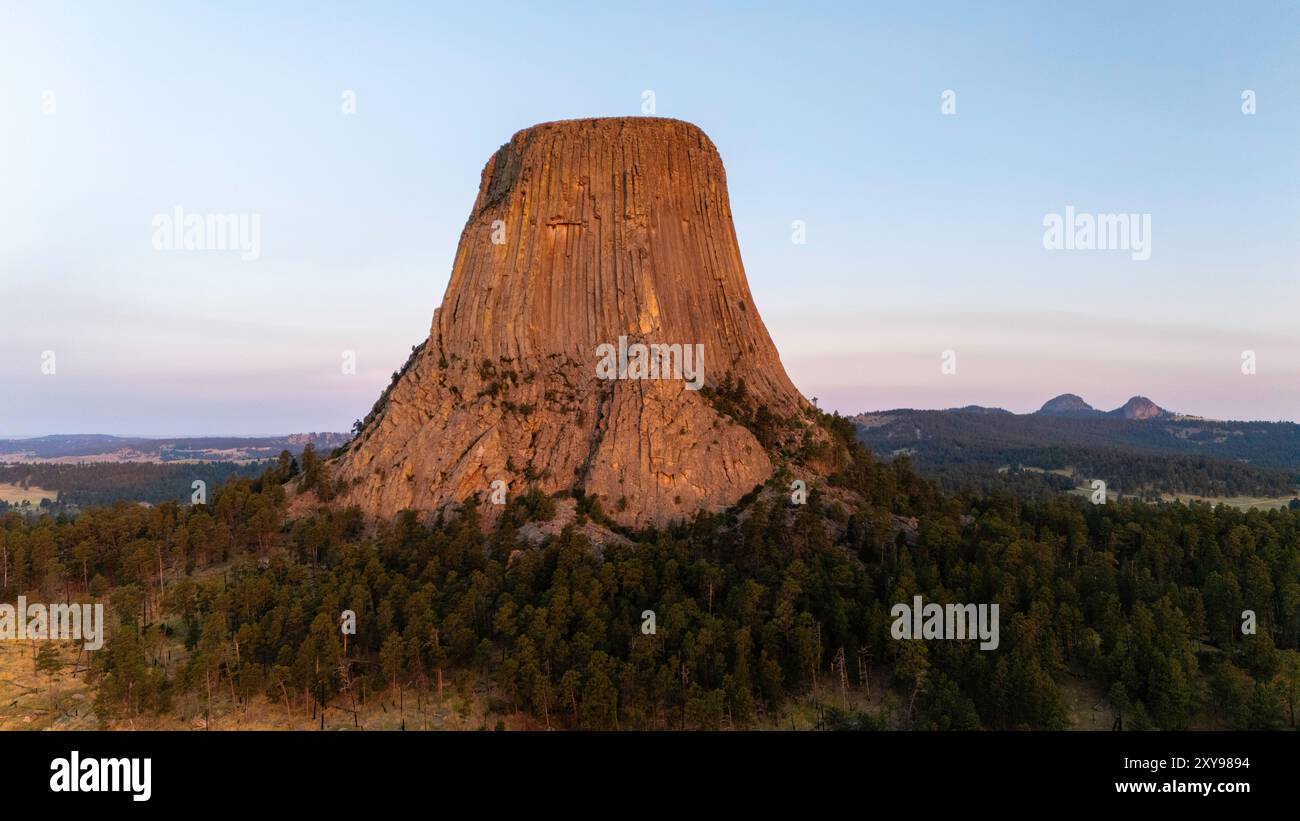 Photographie aérienne du Devils Tower National Monument, Wyoming, par une belle matinée d'été. Banque D'Images