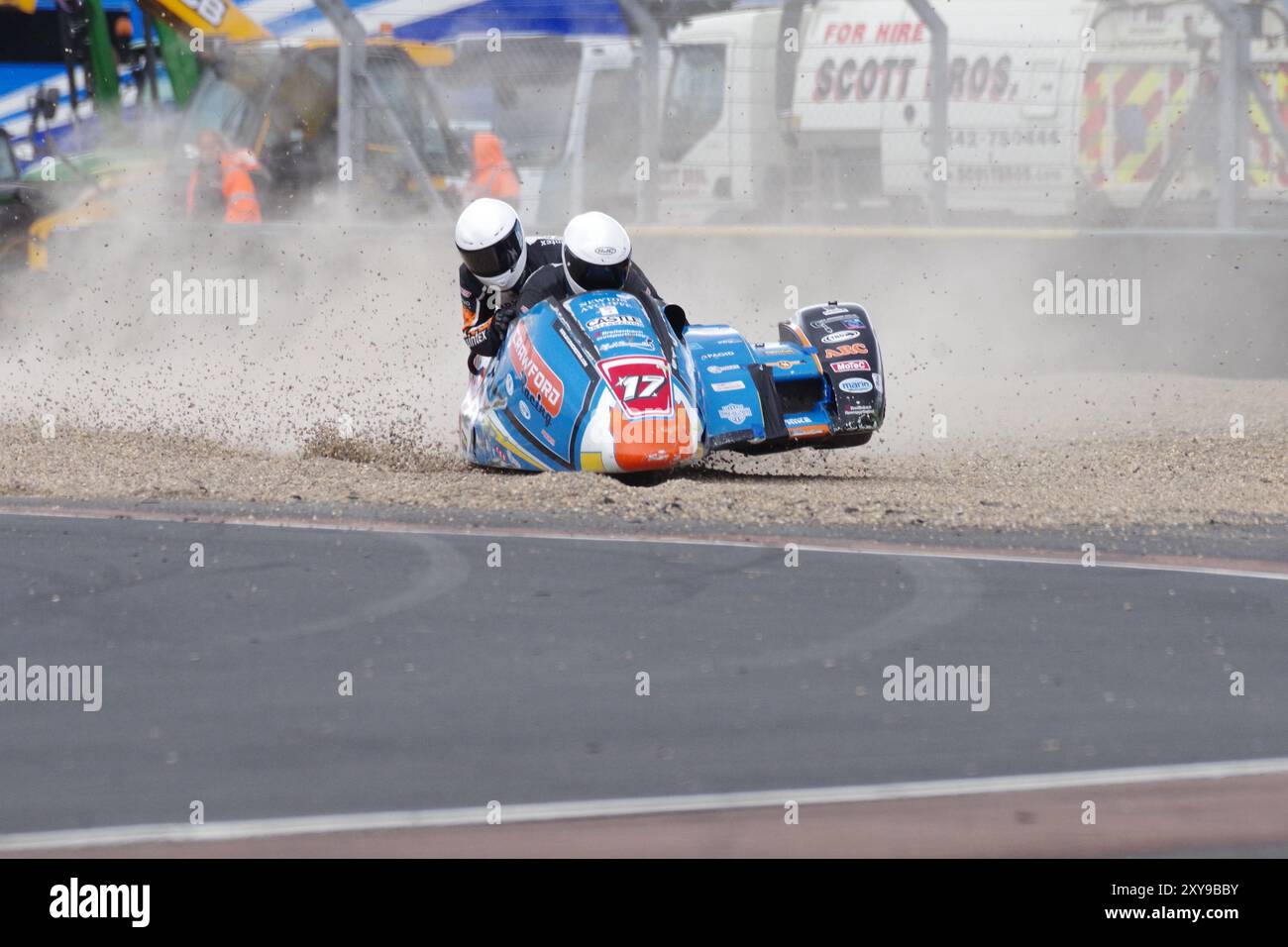 Dalton on Tees, Angleterre, 25 août 2024. Lee Crawford conduisant une LCR 600 Kawasaki avec le passager Scott Hardie conduisant à travers le piège à gravier dans la classe FSRA Super au circuit de Croft. Crédit : Colin Edwards. Banque D'Images