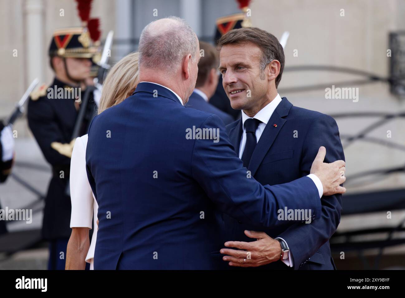 Paris, France. 28 août 2024. Le président français Emmanuel Macron et son épouse Brigitte Macron accueillent le Prince de Monaco Albert II dans le cadre de l’ouverture des Jeux Paralympiques de Paris le 28 août 2024 au palais présidentiel de l’Elysée à Paris. Crédit : Bernard Menigault/Alamy Live News Banque D'Images