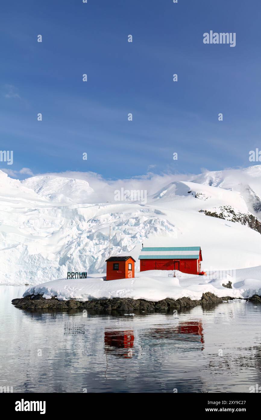 Vue de la base Argentine Almirante Brown, nommée d'après Guillermo Brown de la marine Argentine, Paradise Bay, Antarctique. Banque D'Images