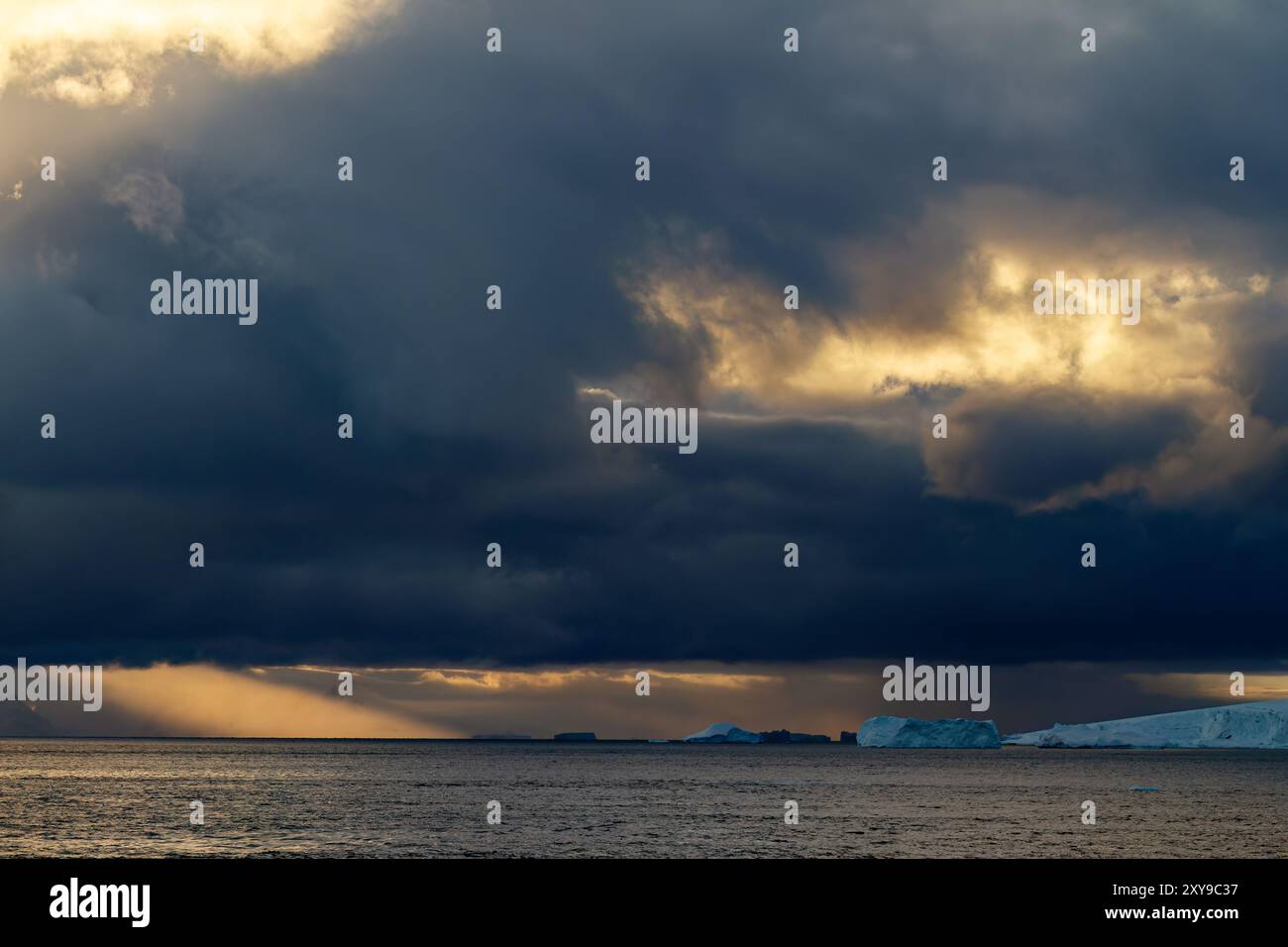 Vue du ciel spectaculaire au coucher du soleil dans Antarctic Sound, Antarctique. Banque D'Images