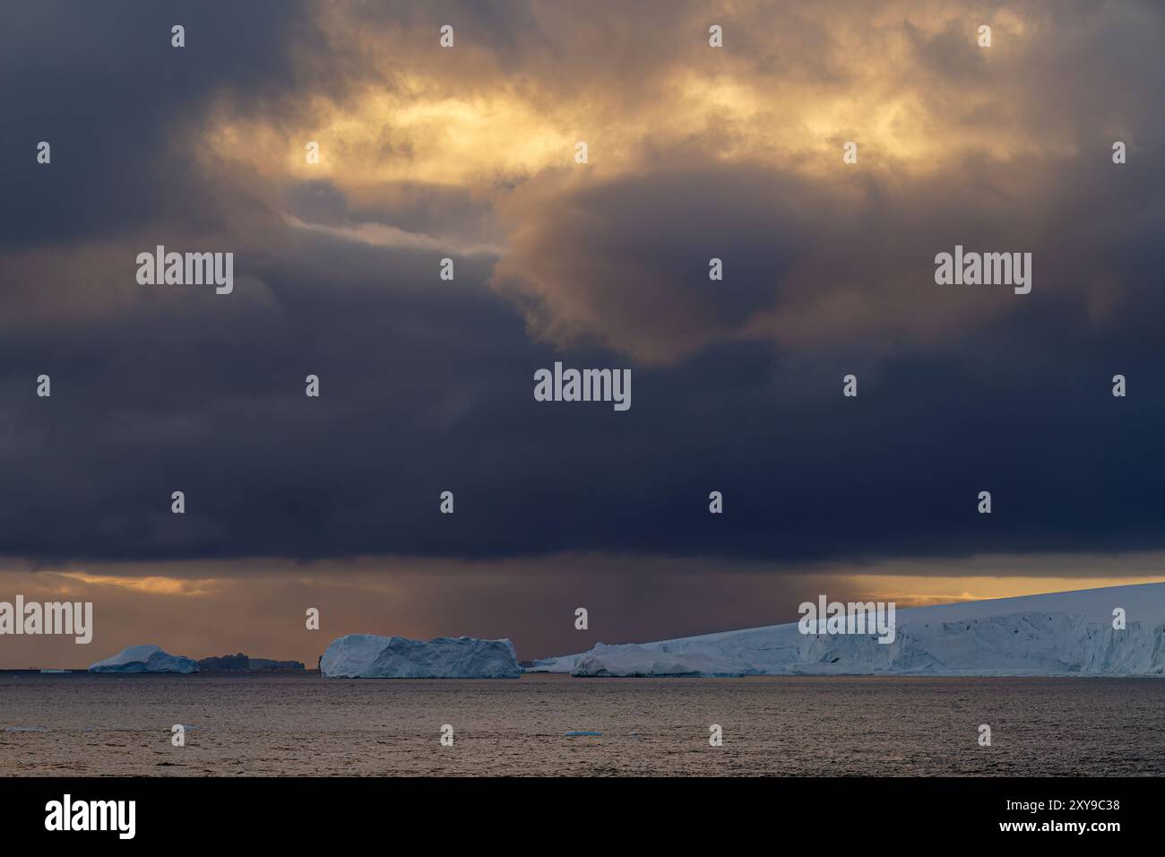 Vue du ciel spectaculaire au coucher du soleil dans Antarctic Sound, Antarctique. Banque D'Images
