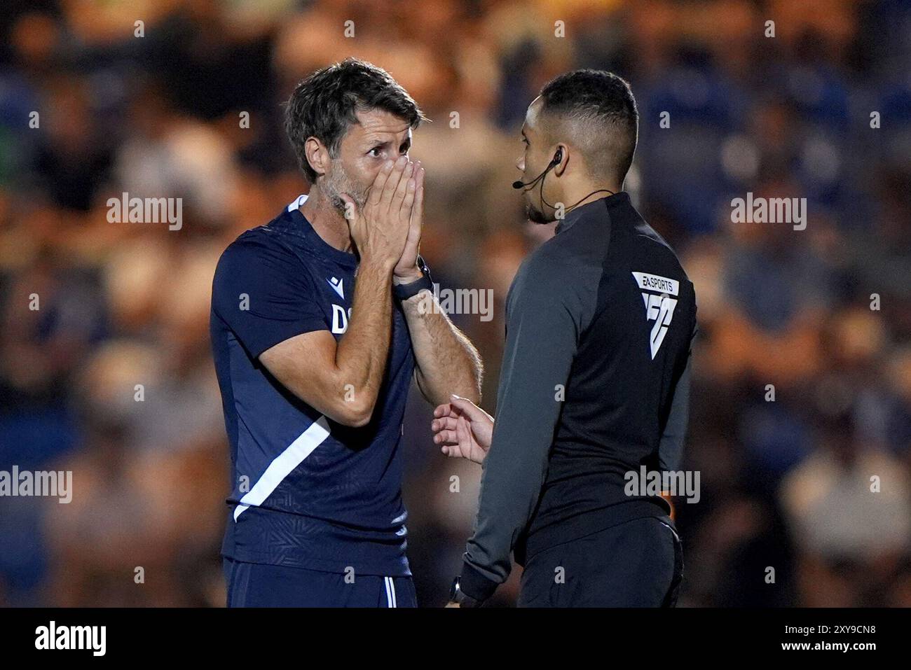 L'entraîneur de Colchester United, Danny Cowley (à gauche), se plaint au quatrième officiel après que Brentford ait marqué son premier côté du but lors du match de deuxième tour de la Coupe Carabao au JobServe Community Stadium de Colchester. Date de la photo : mercredi 28 août 2024. Banque D'Images